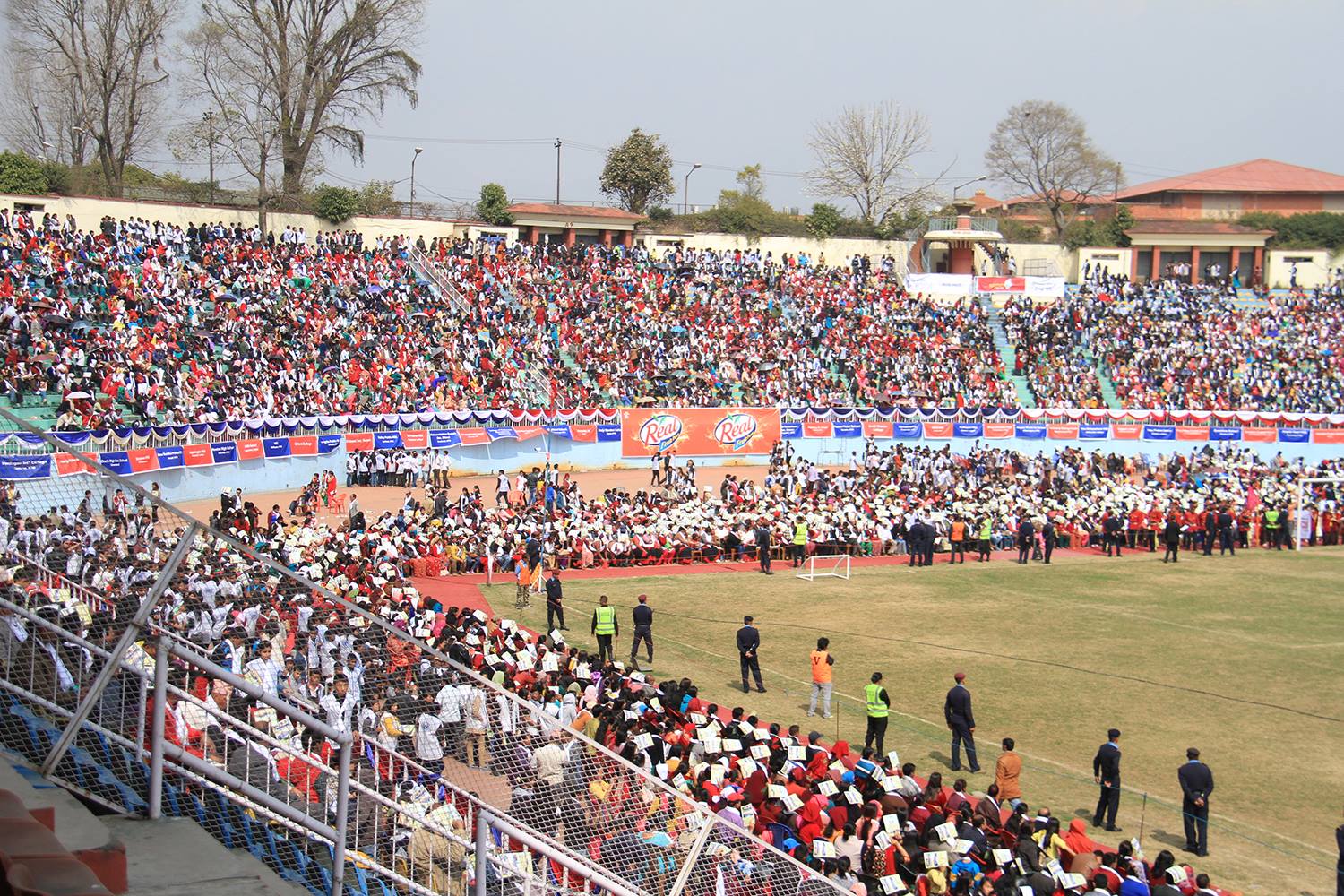 Et fullsatt stadion i Kathmandu