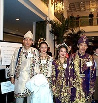 Velsignelse for fred: par i sine nasjonaldrakter