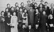 Pastor Moon og medlemmer med de utviste studentene 11. mai 1955