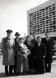 Bo Hi Pak helt til venstre med sin kone. Bak henne st�r Sun Myung Moon