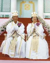 Pastor Sun Myung Moon og hans kone under en massevielse, (7. februar 1999)